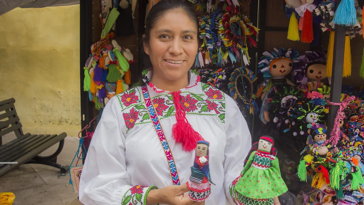 Silvia se siente orgullosa de su trabajo textil.  Foto César Ortiz.